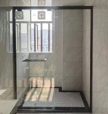 Sala de chuveiro com portas dobráveis e rolos deslizantes