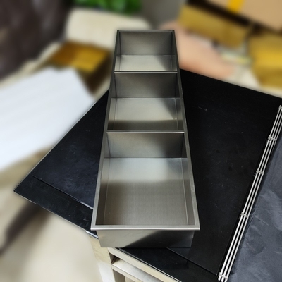 Nicho de chuveiro de banheiro de design moderno com acabamento de superfície escovado e recurso de luz LED