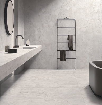 Moderno estilo azulejos de porcelana cinza claro e branco travertino olhar azulejo de parede exterior